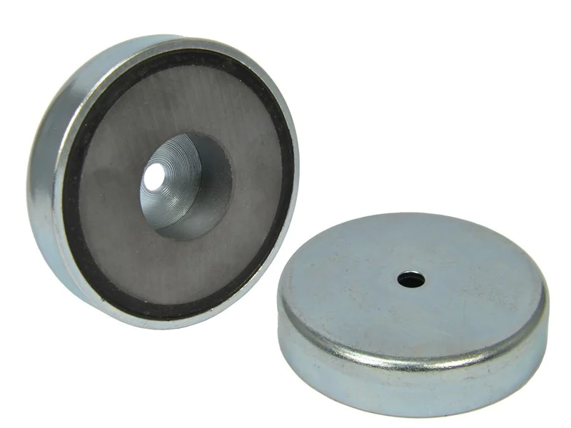 Magnes w obudowie — średnica ⌀63 mm, z otworem pod płaski łeb śruby — ferrytowy