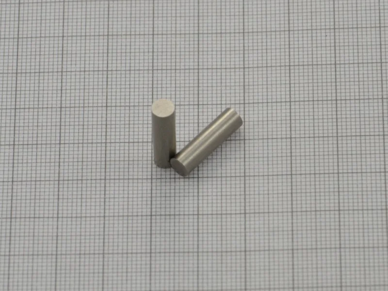 Magnes — średnica ⌀5 mm, wysokość 17 mm — alnico 5, LNG37