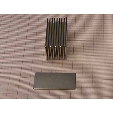 Cienki magnes — dł. 40 mm, szer.  20 mm, wys. 1 mm — neodymowy (N38)
