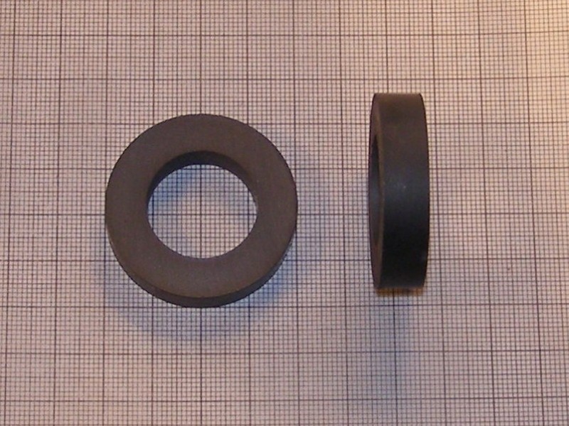 Magnes — średnica ⌀39 mm, otwór ⌀22,5 mm, wysokość 9 mm — ferrytowy (F30)