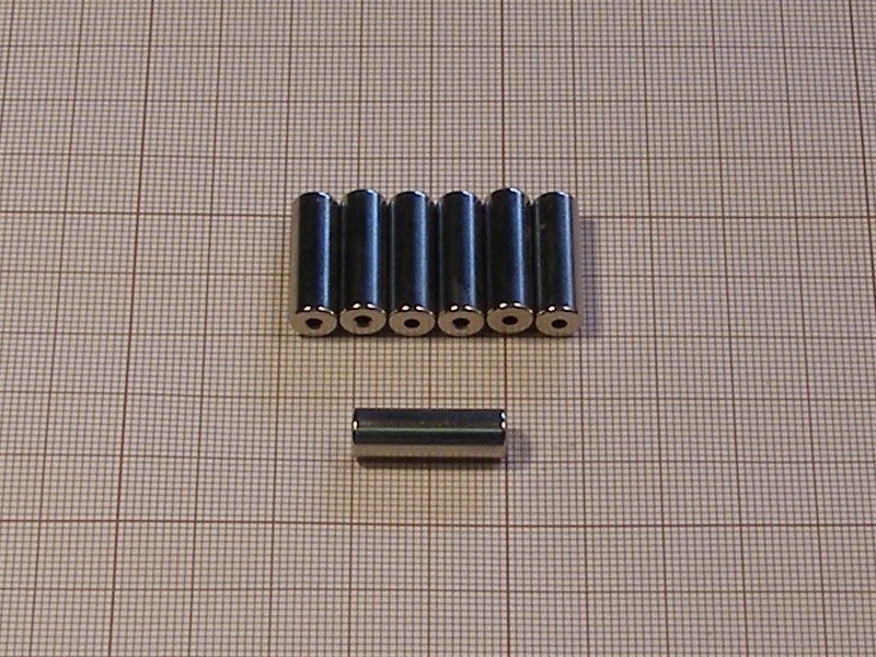 Magnesowany wzdłuż średnicy ⌀6,5 mm, otwór ⌀2 mm, wys. 20 mm — magnes neodymowy (N38)