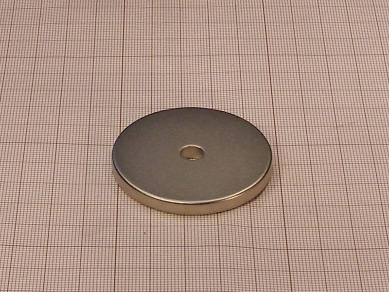 Magnes neodymowy — średnica ⌀50 mm, otwór ⌀7 mm, grubość 5 mm