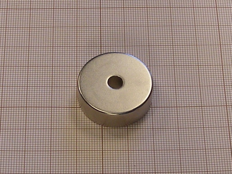 Magnes neodymowy — średnica ⌀30 mm, otwór ⌀6 mm, grubość 10 mm — N38