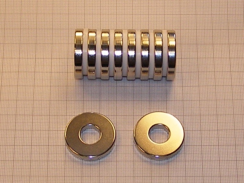 Magnes neodymowy — średnica ⌀30 mm, otwór ⌀12 mm, grubość 5 mm — (N35)