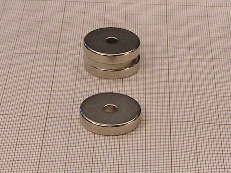 Magnes neodymowy — średnica ⌀25 mm, otwór ⌀5 mm, grubość 5 mm — materiał N38