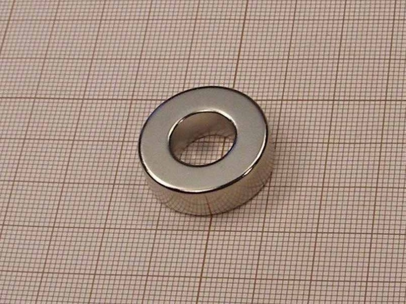 Magnes — średnica ⌀25 mm, otwór ⌀12 mm, grubość 8 mm — neodymowy (N38)