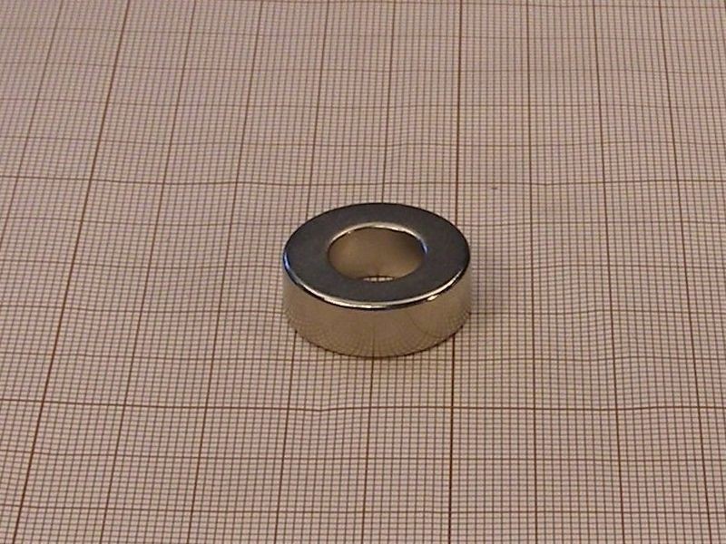 Magnes neodymowy — średnica ⌀24 mm, otwór ⌀12 mm, grubość 5 mm — materiał N38