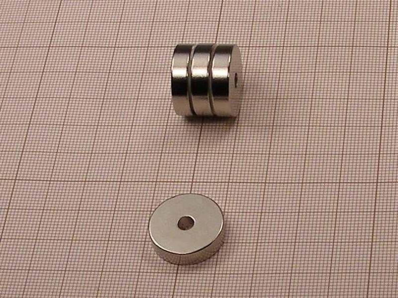 Magnes neodymowy — średnica ⌀20 mm, otwór ⌀4,2 mm, grubość 5 mm — (N38)