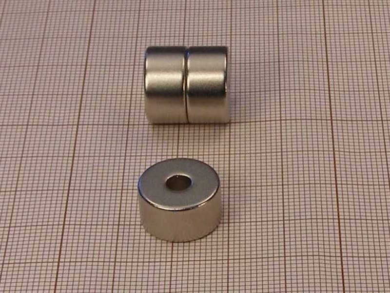 Magnes neodymowy — średnica ⌀15 mm, otwór ⌀4,55 mm, grubość 8 mm — N38