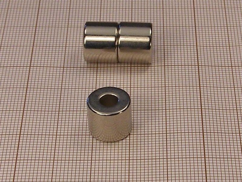 Pierścień neodymowy — średnica ⌀12 mm, otwór ⌀5 mm, wys. 10 mm — magnes (N35)