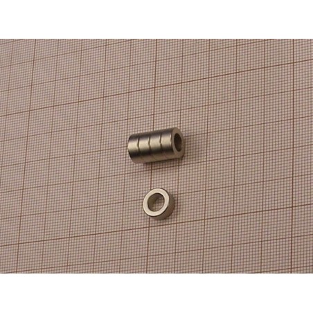 Pierścieniowy magnes neodymowy — średnica ⌀10 mm, otwór ⌀6 mm, wys. 4 mm — (N38)