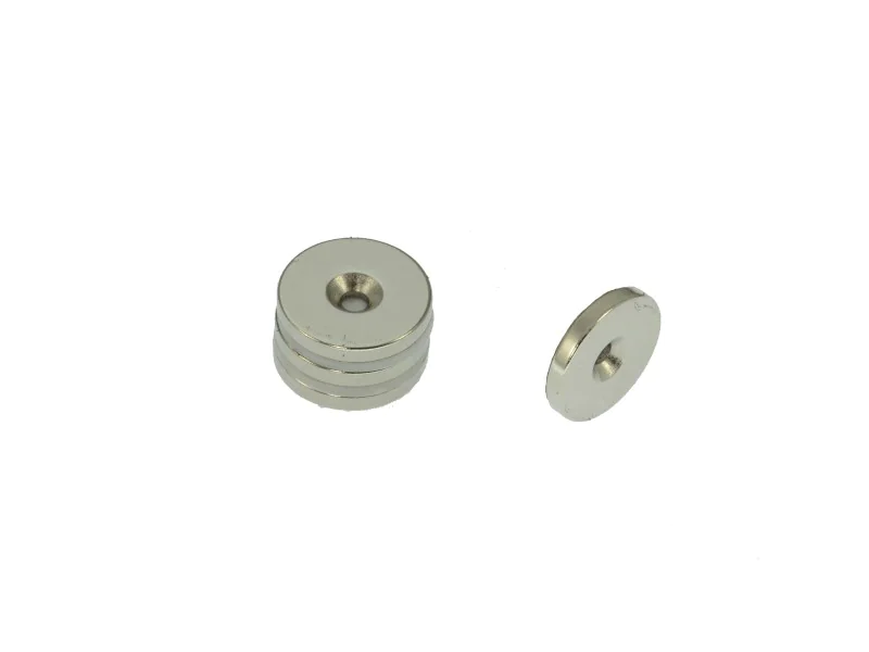 Magnes okrągły z otworem pod wkręt — ⌀20 mm, ⌀7/⌀3,5 mm, wys. 3 mm — neodymowy (N38)