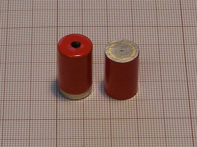 Magnes w obudowie — średnica ⌀13 mm, wys. 20 mm, gwint wewnętrzny M4 — alnico