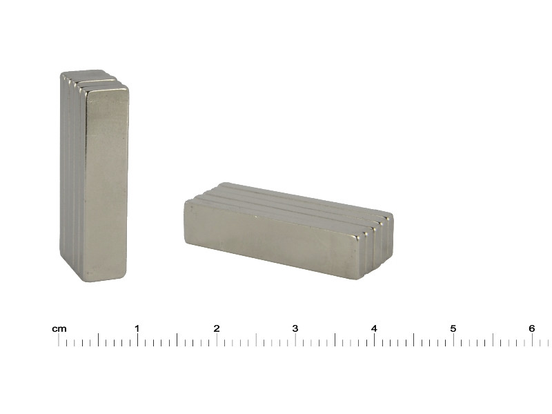 Magnes — długość 30 mm, szerokość 7 mm, wysokość 2,4 mm — neodymowy (N38SH)