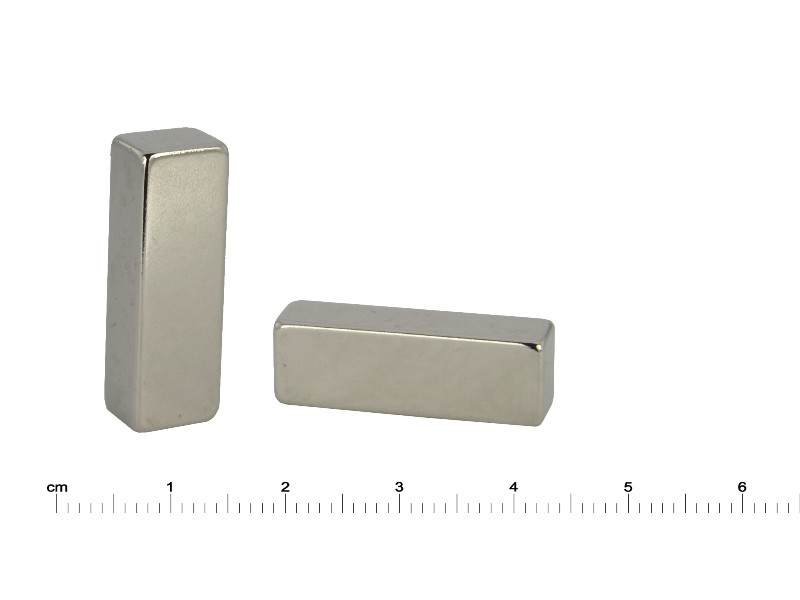 Magnes — długość 30 mm, szerokość 10 mm, wysokość 8 mm — neodymowy (N40H)