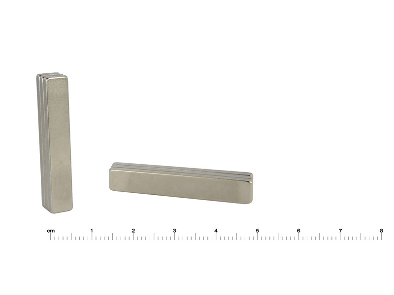Magnes — długość 40 mm, szerokość 7 mm, wysokość 2,4 mm — neodymowy (N38SH)
