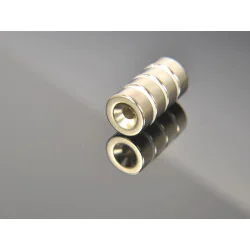 połączone magnesy pod wkręt z plastikowymi przekładkami
