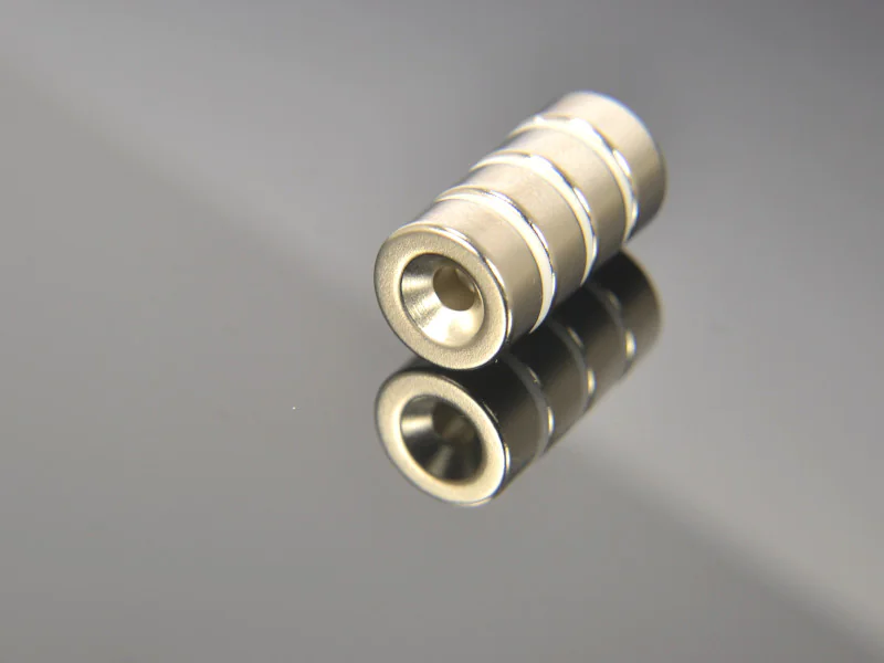 połączone magnesy pod wkręt z plastikowymi przekładkami