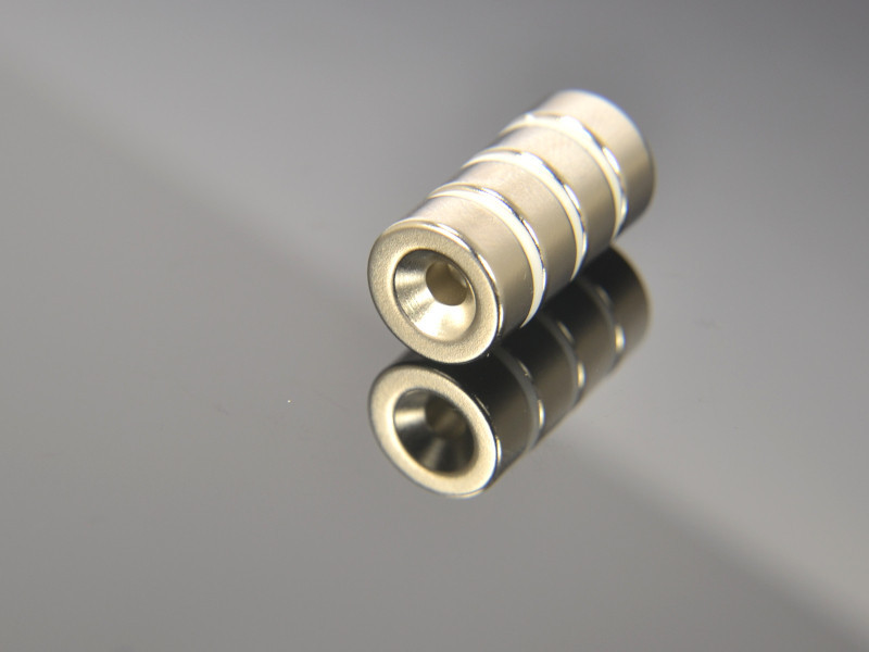 połączone magnesy pod wkręt z plastikowymi przekładkami