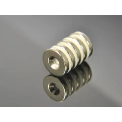 Magnes okrągły z otworem pod wkręt — średnica ⌀16 mm, ⌀7,2/⌀3,6 mm, wys. 3 mm — neodymowy (N38) - 009