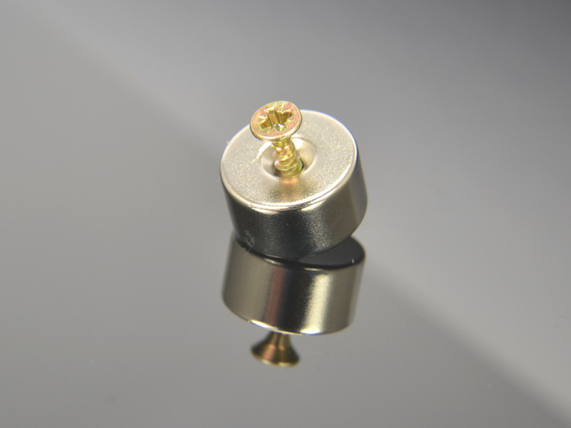 Magnes okrągły, pod wkręt — ⌀18 mm, ⌀7,2/⌀3,6 mm, wys. 10 mm — neodymowy (N42)