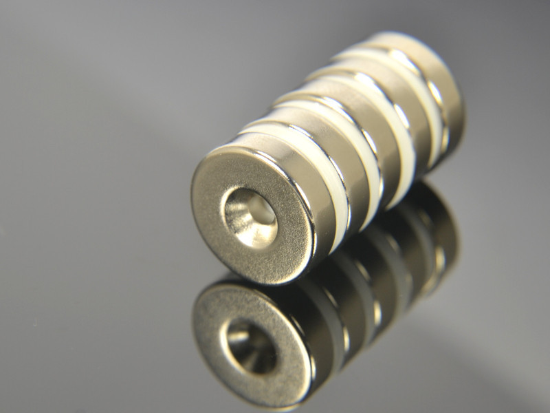 Magnes okrągły, z otworem pod wkręt — ⌀18 mm, ⌀7,2/⌀3,6 mm, wys. 5 mm — neodymowy (N42)