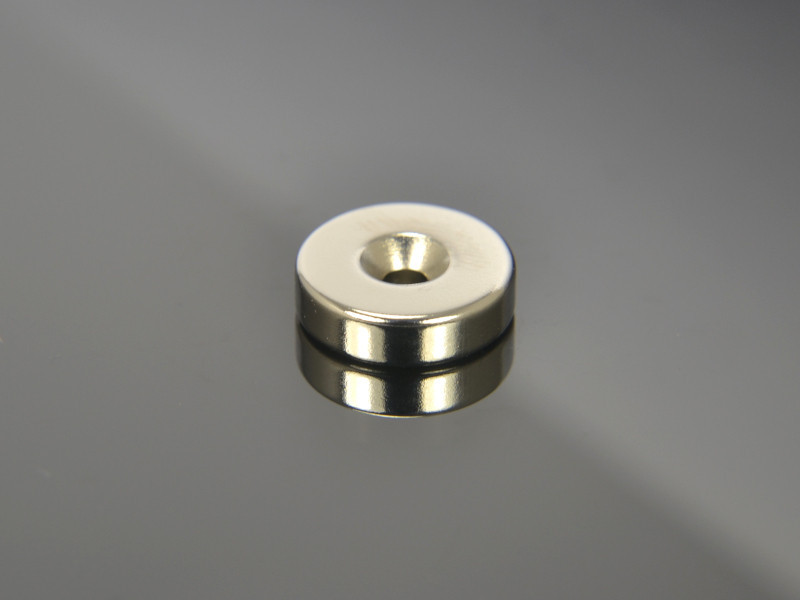 Magnes okrągły, pod wkręt — ⌀18 mm, ⌀7,2/⌀3,6 mm, wys. 5 mm — neodymowy