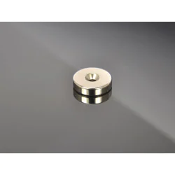 Magnes okrągły z otworem pod wkręt — ⌀20 mm, wys. 5 mm — neodymowy (N42)