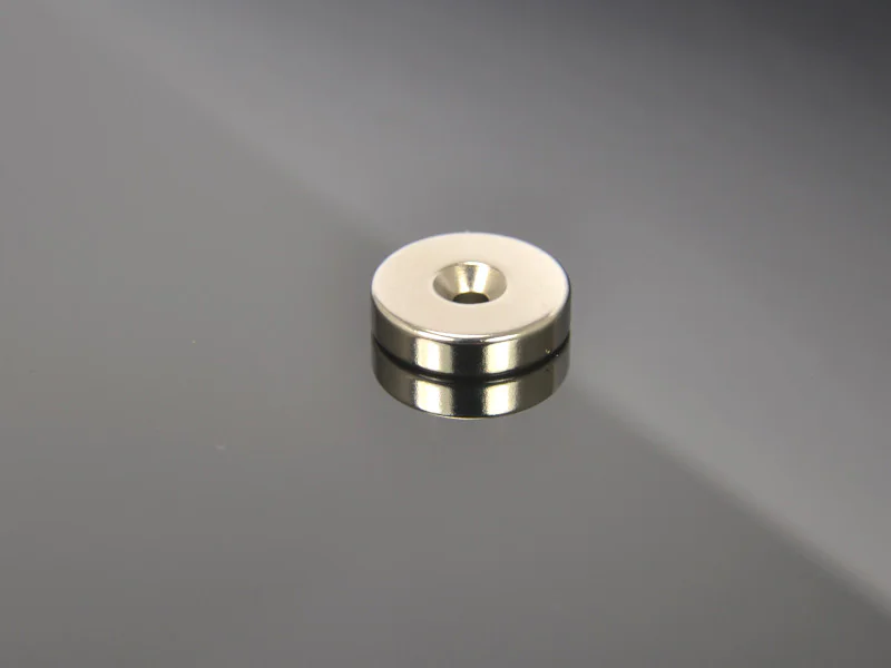 Magnes okrągły z otworem pod wkręt — ⌀20 mm, wys. 5 mm — neodymowy (N42)
