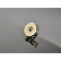 Magnes okrągły, pod wkręt — średnica ⌀25 mm, ⌀10,5/⌀4,3 mm, wys. 10 mm — neodymowy (N42) - 0010