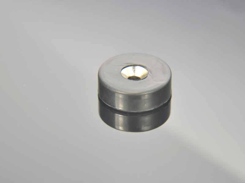 Magnes w gumie, okrągły, pod wkręt — ⌀19,5 mm, wys. 6,5 mm — neodymowy