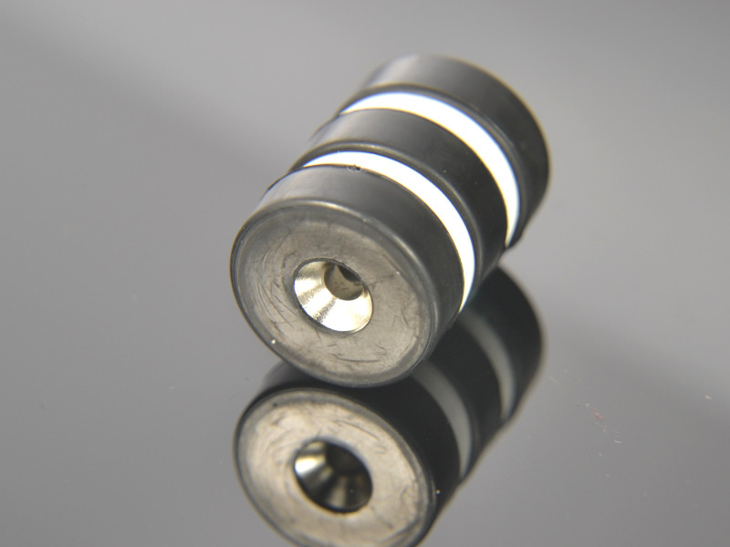 Magnesy w gumie, okrągłe, pod wkręt — ⌀19,5 mm, ⌀7,2/⌀3,6 mm, wys. 6,5 mm — neodymowy (N42), z plastikowymi przekładkami