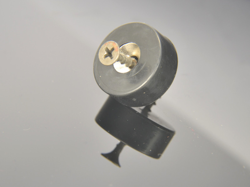 Magnes w gumie, okrągły, z otworem pod wkręt — ⌀19,5 mm, ⌀7,2/⌀3,6 mm, wys. 6,5 mm — neodymowy (N42)
