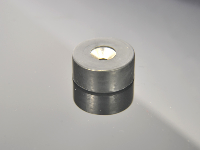 Magnes w gumie, okrągły, z otworem pod wkręt — ⌀21,5 mm, ⌀7,2/⌀3,6 mm, wys. 6,5 mm — neodymowy (N42)