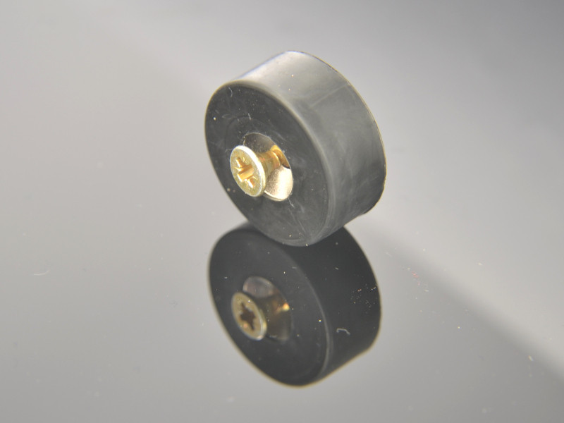 Magnes neodymowy w gumie —⌀26,5 mm, ⌀10,5/⌀4,3 mm, wys. 11,5 — pod wkręt (N42)