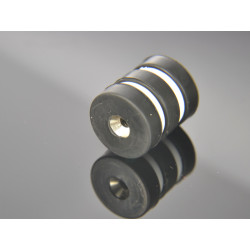 Magnes w gumie, okrągły, z otworem pod wkręt — ⌀21,5 mm, ⌀7,2/⌀3,6 mm, wys. 6,5 mm — neodymowy (N42)