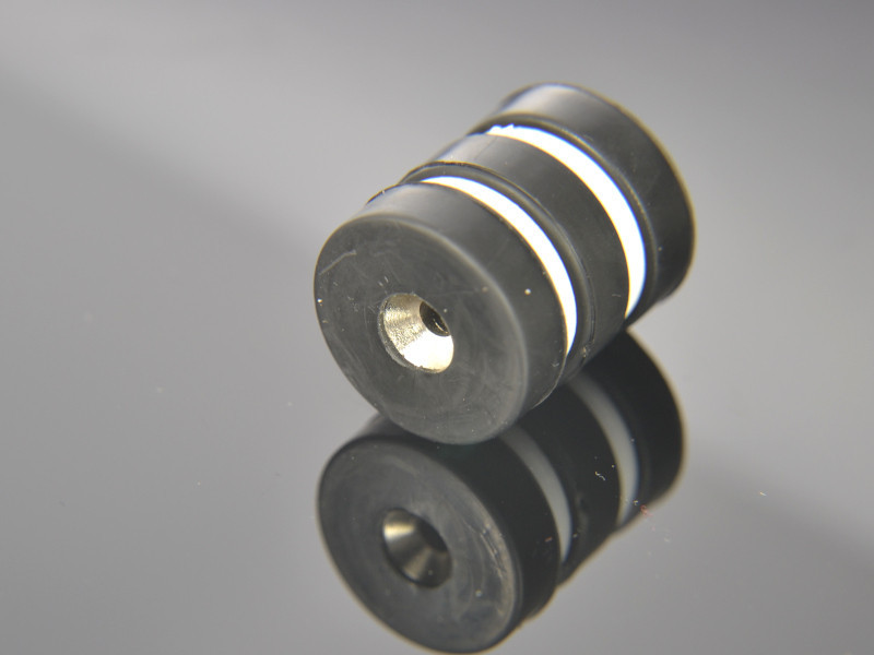 Magnes w gumie, okrągły, z otworem pod wkręt — ⌀21,5 mm, ⌀7,2/⌀3,6 mm, wys. 6,5 mm — neodymowy (N42)