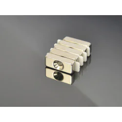 Magnes płytkowy, pod wkręt — wymiary 20x8x5 mm — neodymowy (N38) - 009
