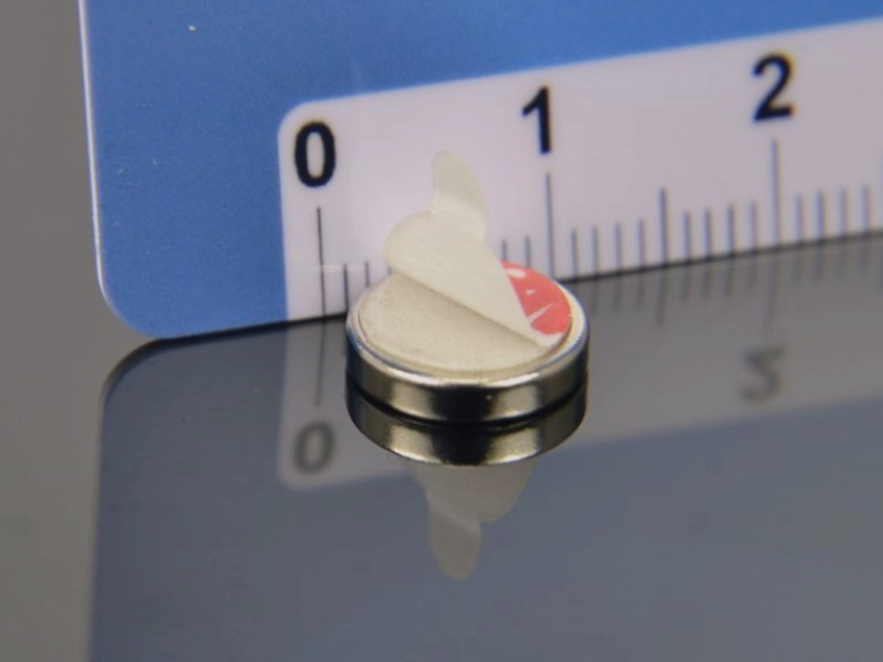 Magnes samoprzylepny, okrągły — średnica ⌀10 mm, wys. 2 mm — z pianką klejową 3M — neodymowy