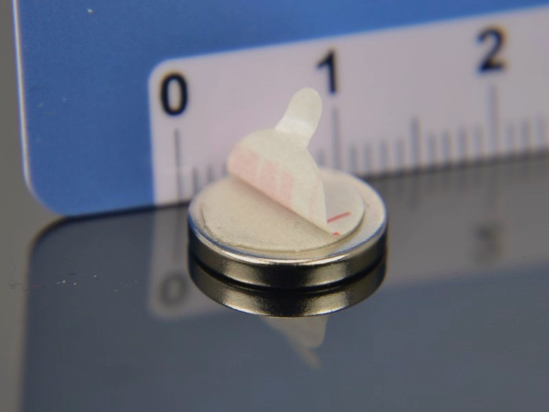 Magnes samoprzylepny, okrągły — średnica ⌀12 mm, wys. 2 mm — z pianką klejową 3M — neodymowy
