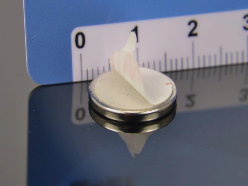 Magnes samoprzylepny, okrągły — średnica ⌀15 mm, wys. 2 mm — z pianką klejową 3M — neodymowy