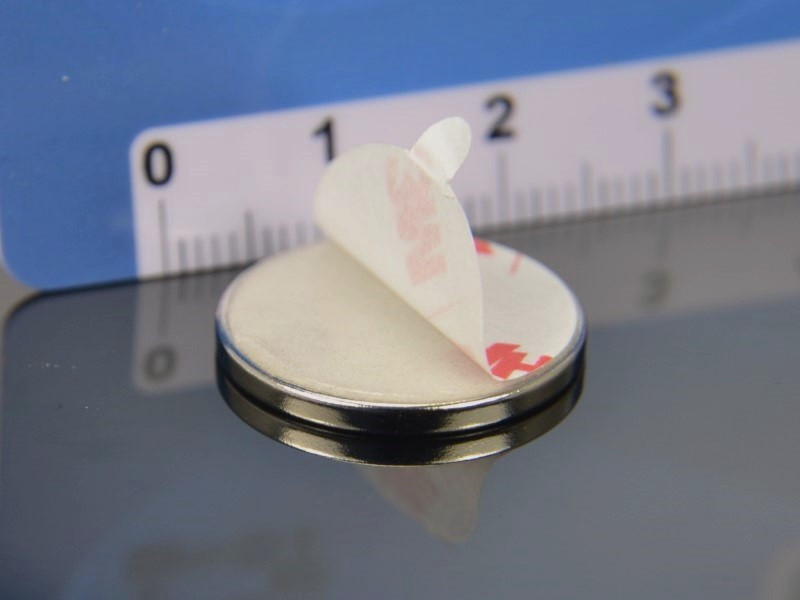 Mocny magnes samoprzylepny, okrągły — średnica ⌀20 mm, wys. 2 mm — z pianką klejową 3M — neodymowy