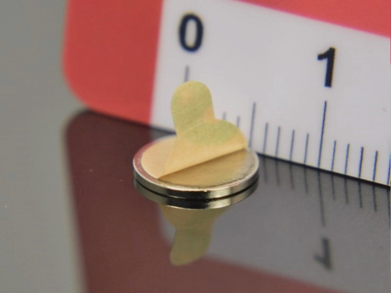 Magnes do przyklejenia, okrągły — średnica ⌀8 mm, wys. 0,75 mm