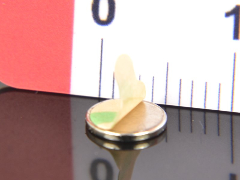 Magnes samoprzylepny, okrągły — średnica ⌀6 mm, wys. 0,75 mm