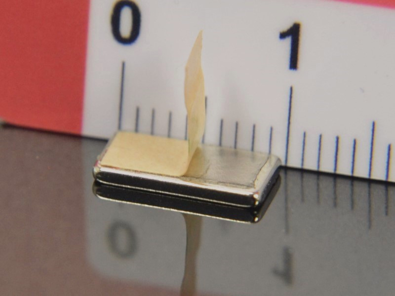 Magnes samoprzylepny, płytkowy — wymiary 10x5x1 mm — klej 3M — neodymowy (N38)