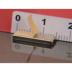 Magnes samoprzylepny, płytkowy — wymiary 15x5x2 mm — klej 3M — neodymowy (N38)