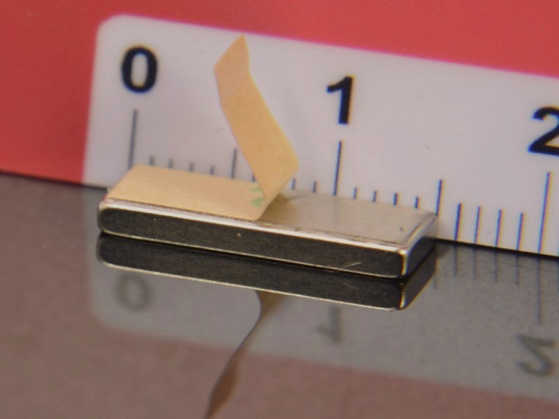 Magnes samoprzylepny, płytkowy — wymiary 15x5x2 mm — klej 3M — neodymowy (N38)