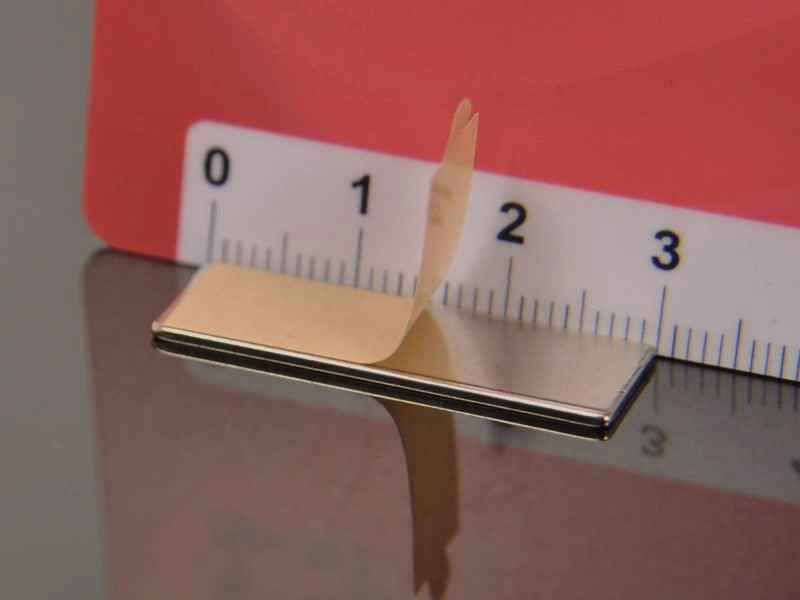 Magnes samoprzylepny, płytkowy — dł. 30 mm, szer. 10 mm, wys. 1 mm — klej 3M — neodymowy