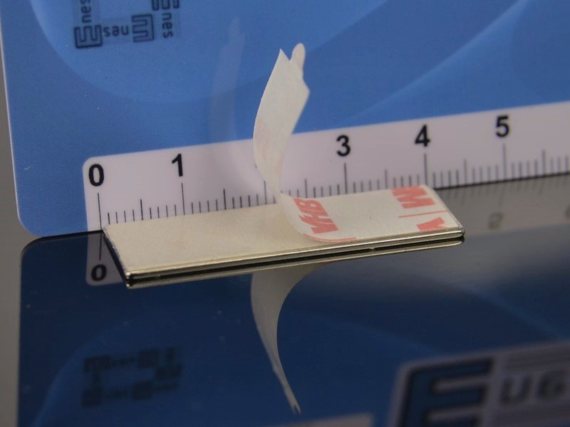 Magnes samoprzylepny, płytkowy — dł. 40 mm, szer. 12 mm, wys. 1 mm — pianka klejowa 3M — neodymowy