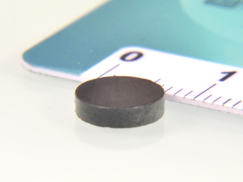Mały magnes okrągły — średnica ⌀8 mm, wys. 2 mm — ferrytowy (F30)